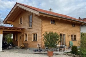 Wohnhaus - Holzhaus im Blockhausstil – Vorderansicht