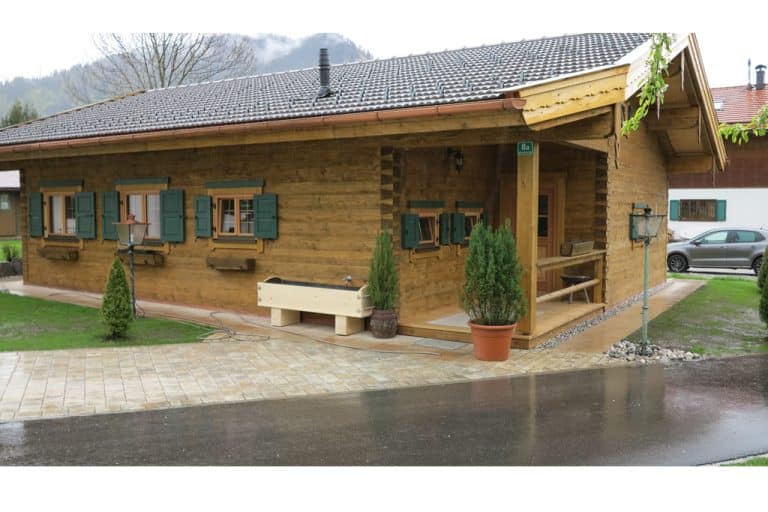 Wohnhaus -Gästehaus im Blockhausstil – Vorderansicht