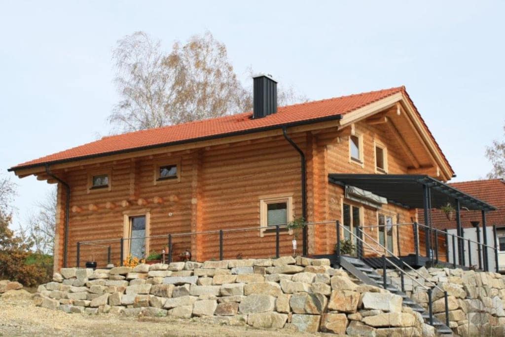 Holzhaus – Blockhaus mit runden Balken – Vorderansicht