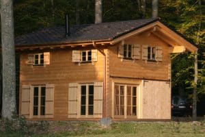 Ferienhaus und Jagdhütte als Blockhaus – Vorderansicht