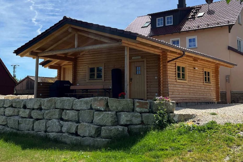 Partyhütte in Rundholzblockhausbauweise - Außenansicht