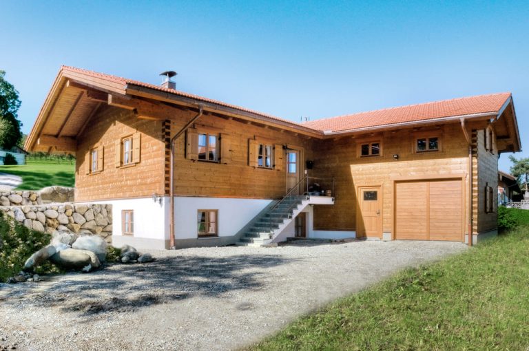 Wohnhaus im Blockhausstil von außen – Vorderansicht