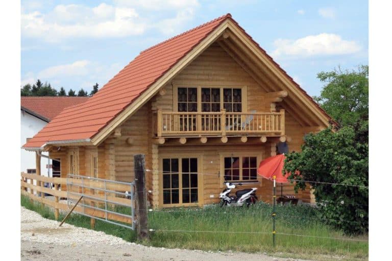 Holzhaus – Blockhaus mit runden Balken – Vorderansicht