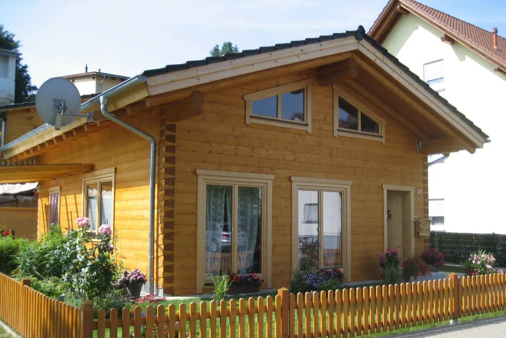 Wohnhaus - Holzhaus im Blockhausstil – Vorderansicht