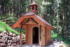 Kapelle aus Rundholz mit Holzschindeln