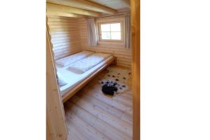 Selbstversorgerhütte-für-wochenweise-Vermietung – als Blockhaus – Innenraum Schlafzimmer