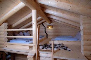 Selbstversorgerhütte-für-wochenweise-Vermietung – als Blockhaus – Innenraum Schlafboden