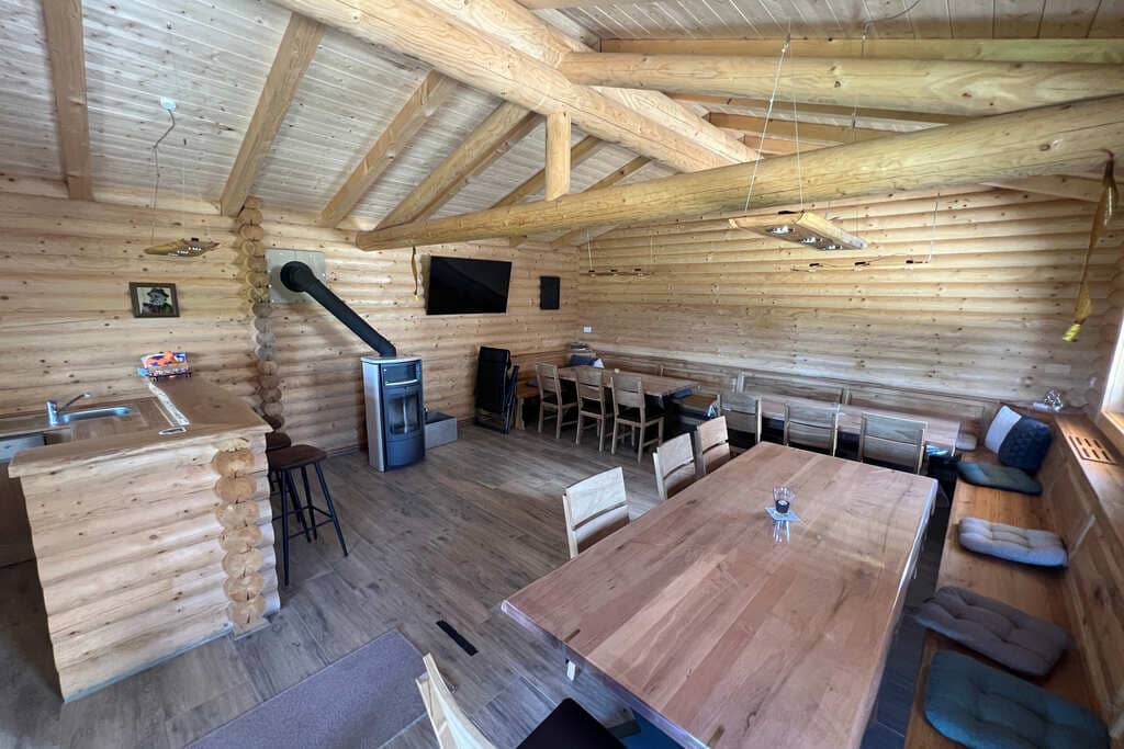 Partyhütte in Rundholzblockhausbauweise - Inneneinrichtung Tische