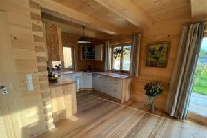 Blockhaus komplett aus Holz - mit sehr breiten Balken - Küche