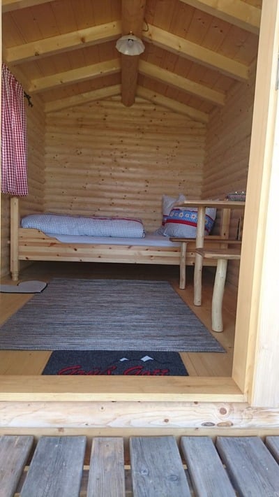 kleines Blockhaus - Gartenhaus - als Übernachtungsmöglichkeit für Hotel - Innenansicht mit Bett