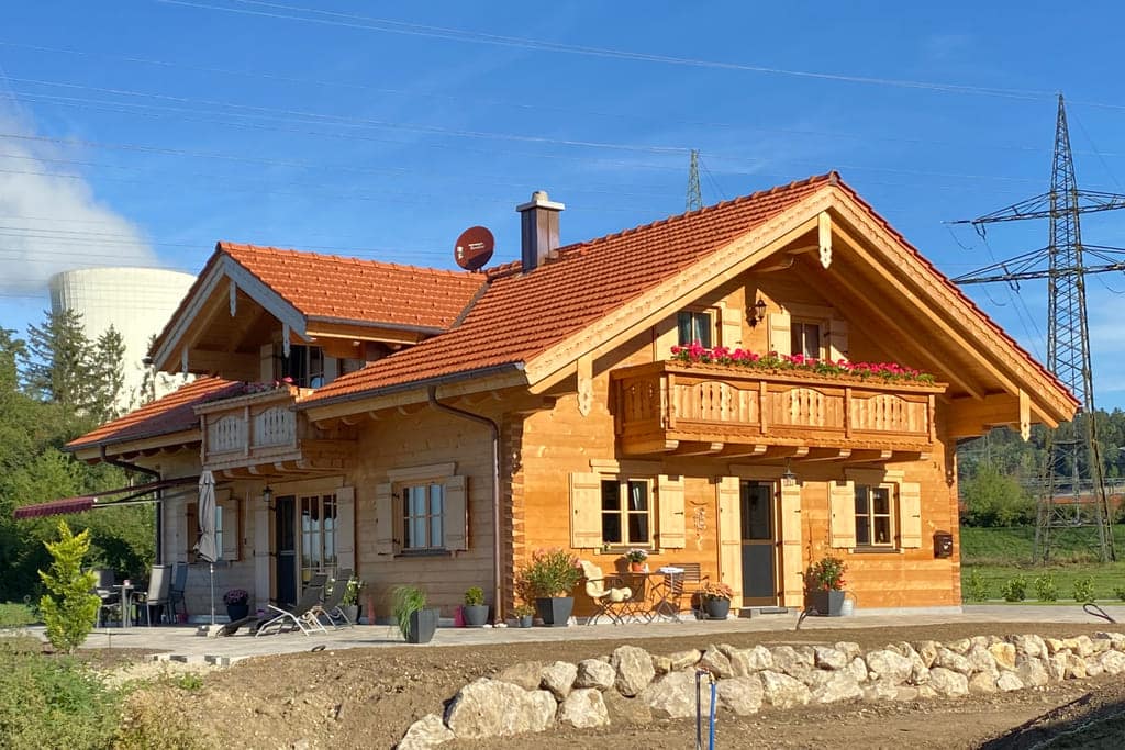 Holzhaus als Vierkantblockhaus mit Gaube
