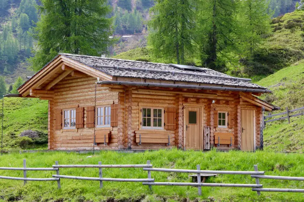 Jagd-und Berghuette - rustikale Optik als Vollholzblockhaus