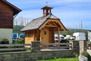 schöne Kapelle - Blockhaus aus Rundholz