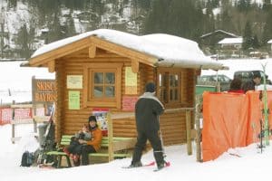 Kassenhaus für einen Kinder Skilift - Blockhaus mit runden Balken