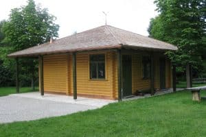 Kassenhaus für einen Wildpark - Blockhaus mit runden Balken