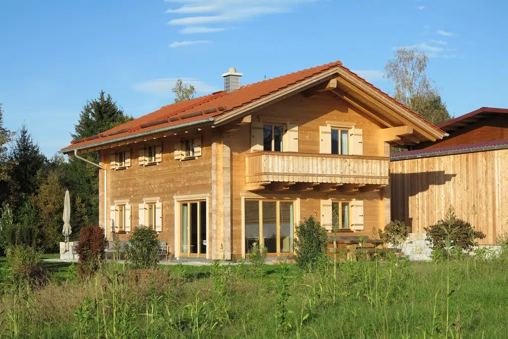 massivholzblockhaus-riedering-vorderansicht