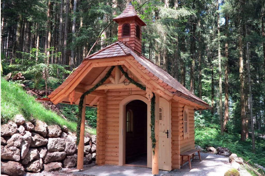 schöne Waldkapelle für ein Kloster - als Blockhaus mit runden Stämmen