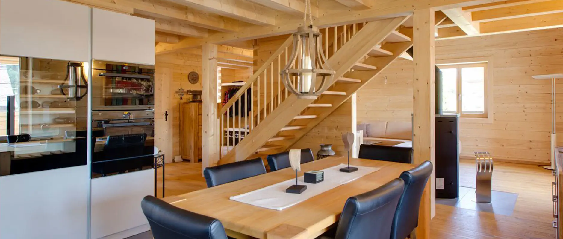 Wohnklima im Holz Blockhaus Holz verströmt eine einladend-heimelige Atmosphäre und sorgt für behaglichen Wohnkomfort