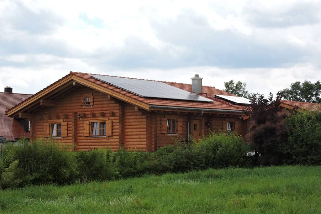 Holzhaus – Blockhaus mit runden Balken – Vorderansicht