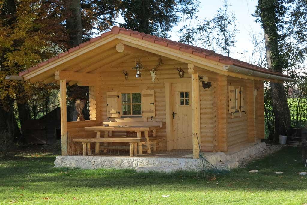 schönes Gartenhaus - Partyhütte in Blockhaus - Bauweise mit runden Stämmen