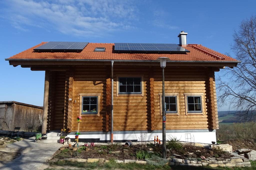 Holzhaus – Blockhaus mit runden Balken – Seitenansicht