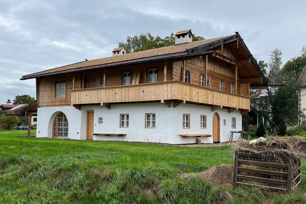 Blockhaus auf gemauerten Erdgeschoss - optisch wie ein alter Bauernhof